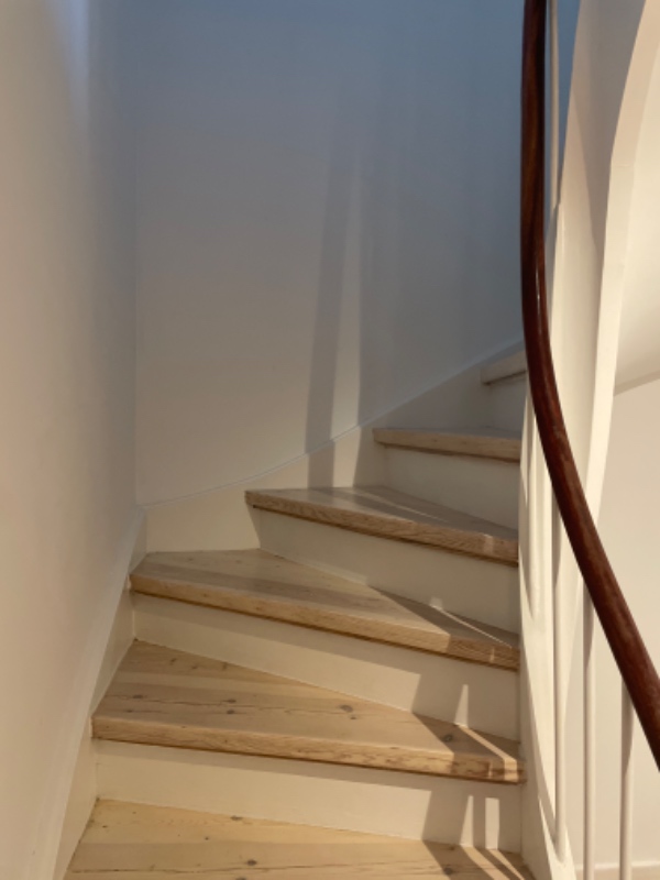 Ophængning af lampe over trappe