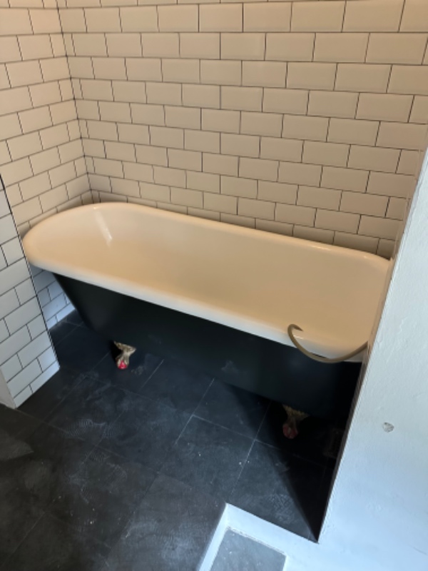 Støbejerns badekar flyttes og skrottes