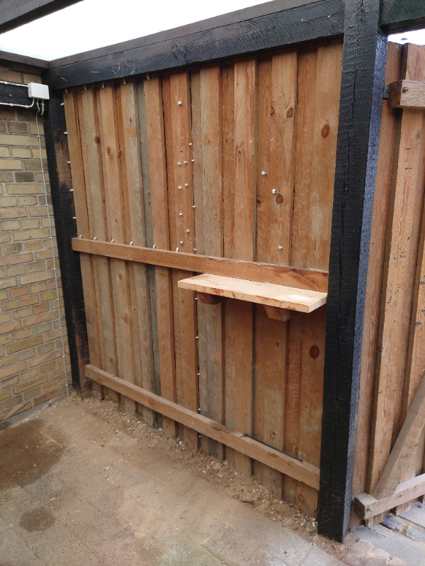 Skur, flytning af væg og montering af skydedør