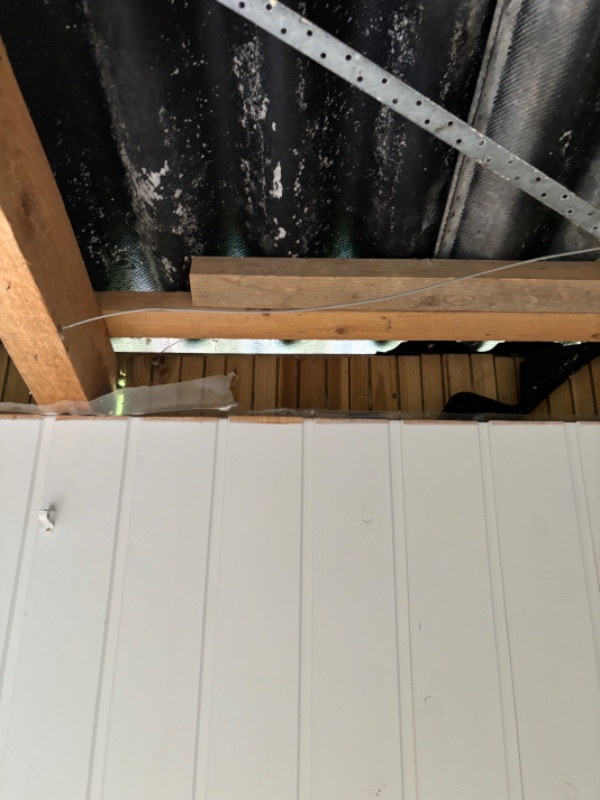 Isolering og brædder i soveværelse