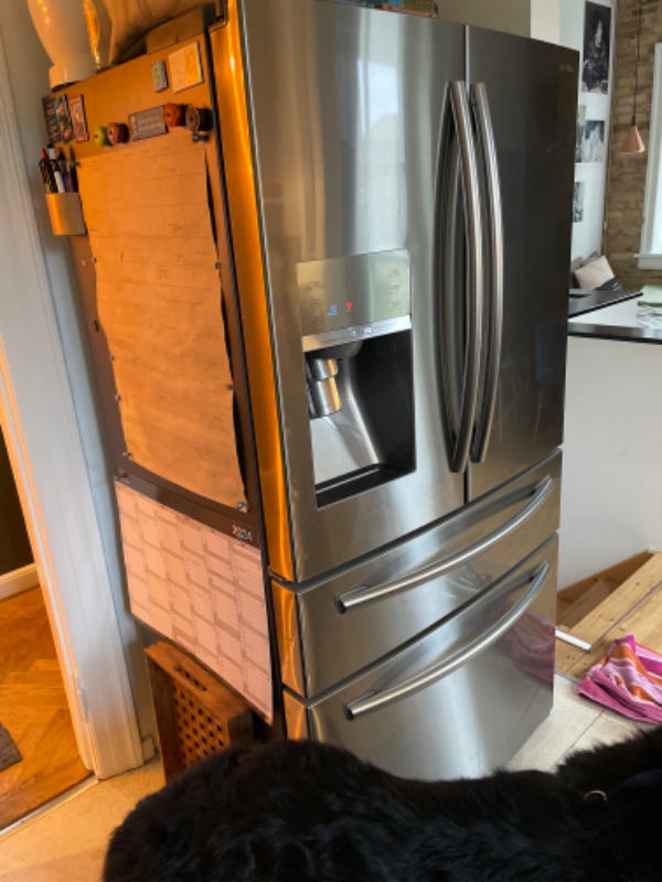 Bortskaffelse af stort køleskab. Fra hævet stuelejlighed i Lyngby.