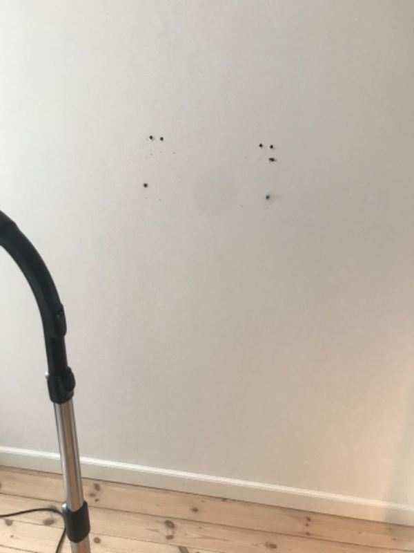 Boret og sat et 55 tommer fjernsyn op på væggen