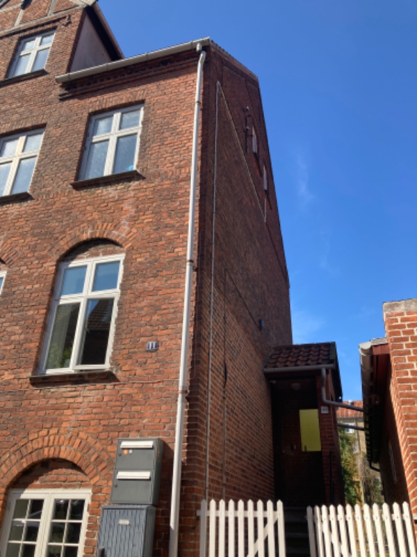 Nedløbsrør skal sættes på plads og spændes fast