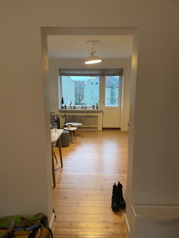 Tidligere døråbning lukkes og erstattes af reol