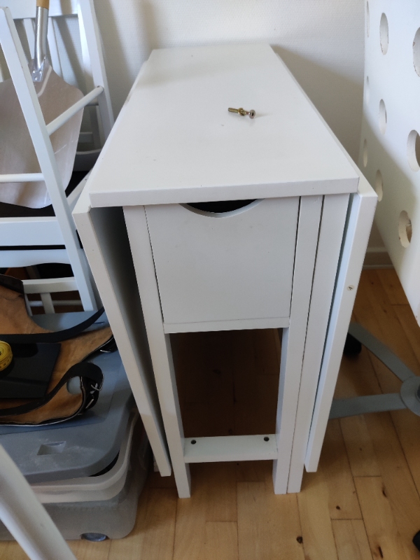 Skab der er skilt ad samt lille køkkenbord, skal bæres ned fra 1. Sal og køres på genbrugspladsen.