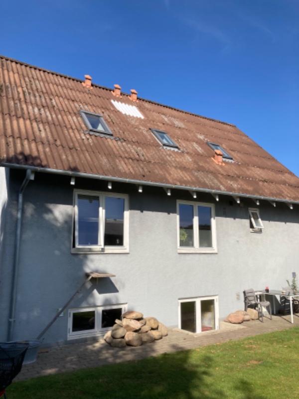 Husets gavl skal males . Der skal bruges lift