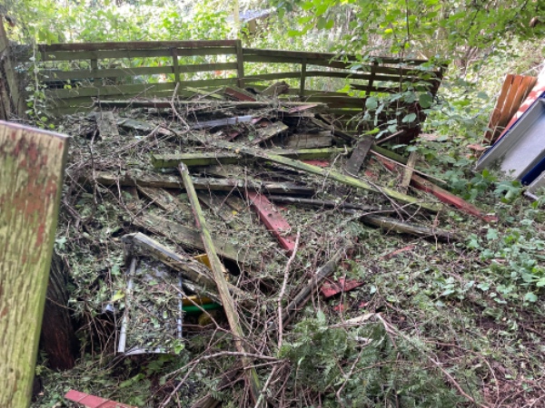 Have ryddes for en masse gamle brædder og hegn og diverse andet. Stort rod