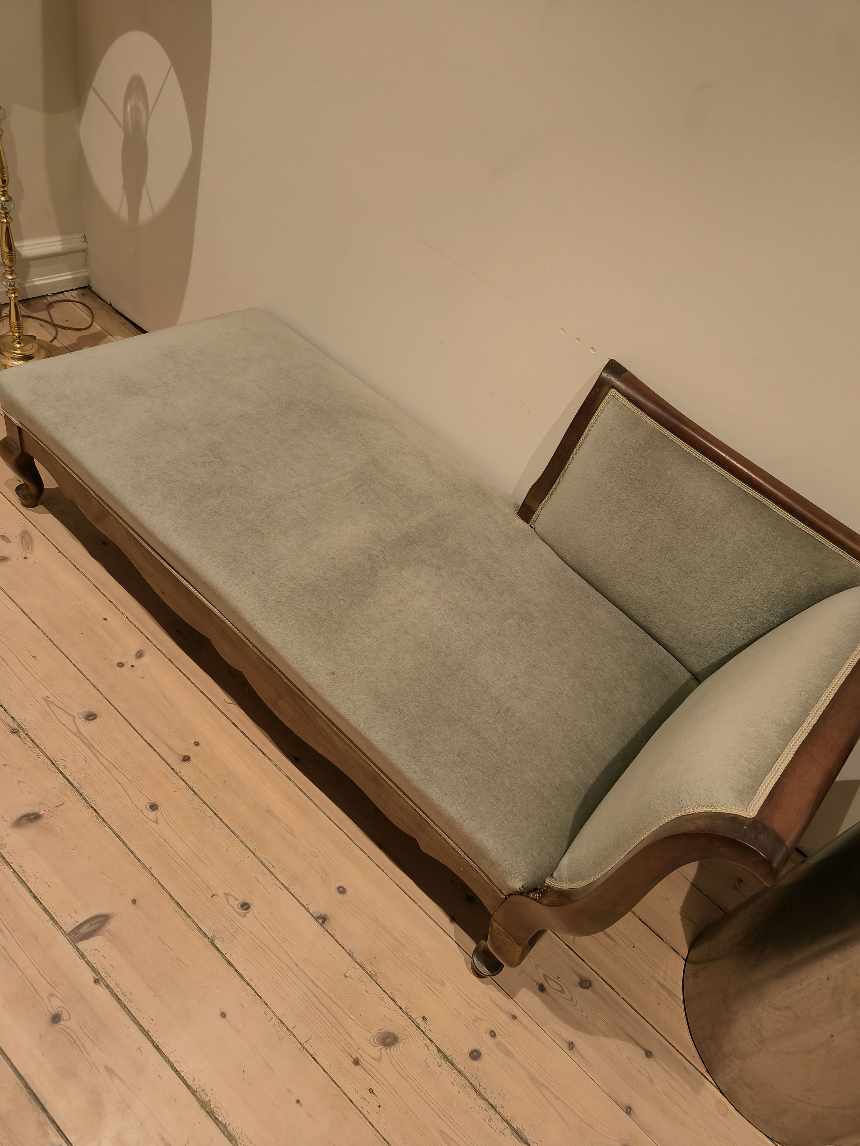 Flytte senge, 2 borde og 2 stole samt 1 tv