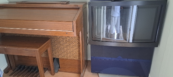 Hjælp til at flytte orgel + fjernsyn fra 1. sal til stueetage og bortskaffe det.