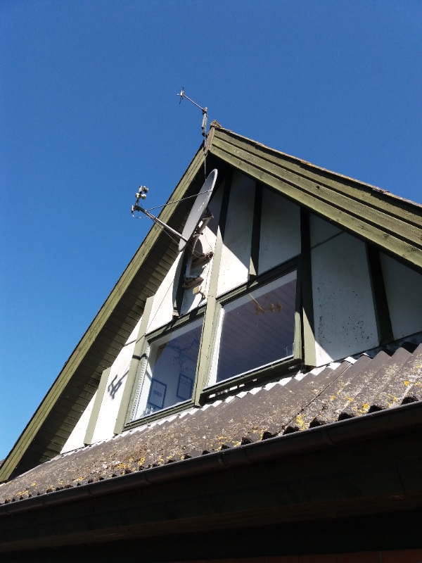 Nedtaget parabolantenne samt vindpil på kvist på første sal (foto)