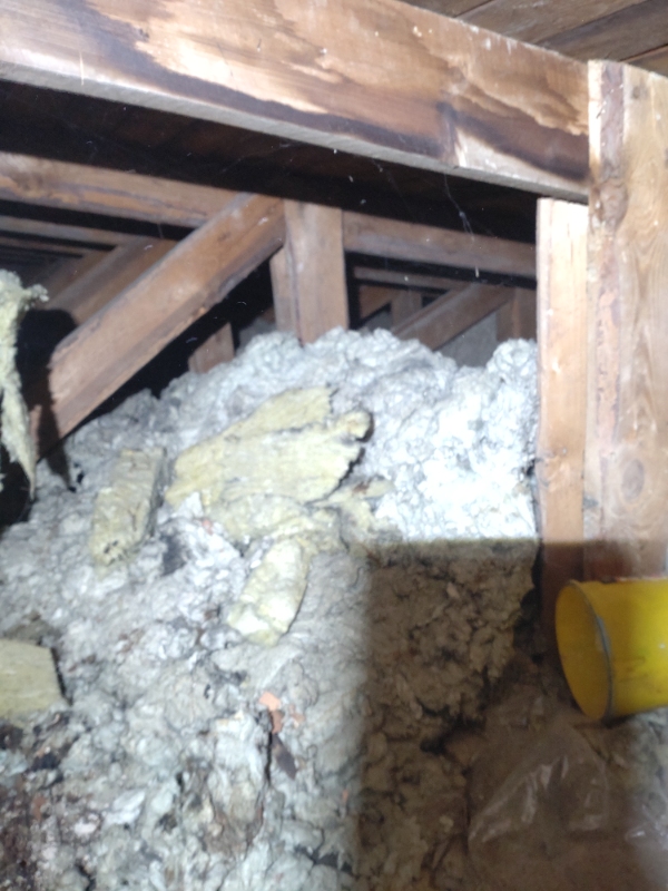 Fjernelse af gammel isolering fra loftrummet