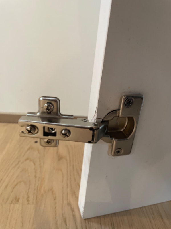 Jeg skal have sat et hængsel på en køkkenlåge og sat køkkenlågen på køkkenskabet.