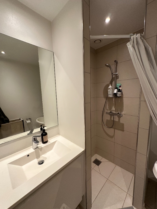 Fjerne fliser og sætte nye på mindre badeværelse i 2850