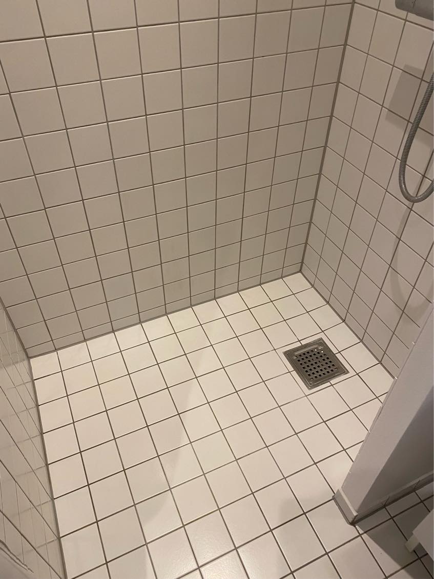 Skift af fuger i badeværelse