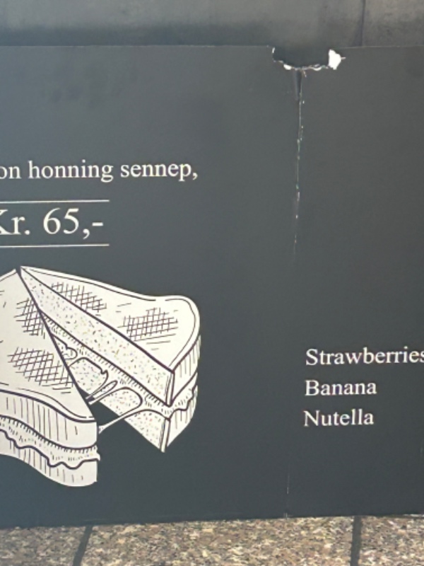 Menu skilt til vores butik er faldet ned og skal skrues bedre fast igen