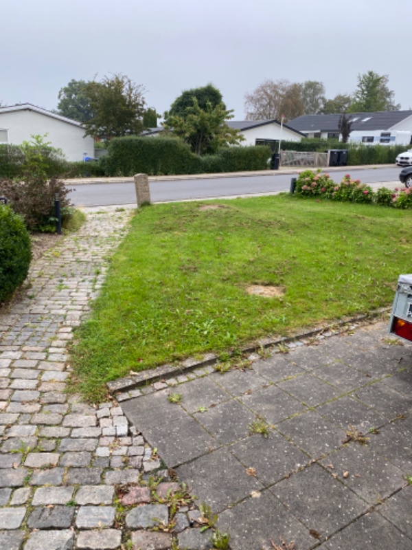 Fliser (indkørsel + terrasse) i alt ca. 130 m. Hvoraf er der et bed på ca. 15 m, som skal fjernes.