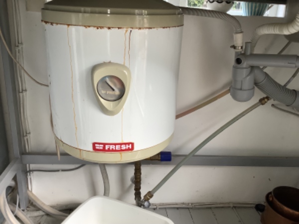 Nedtage vandvarmsbeholder