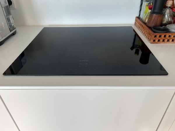 Udskifning af induktions kogeplade og tilslutning af el.