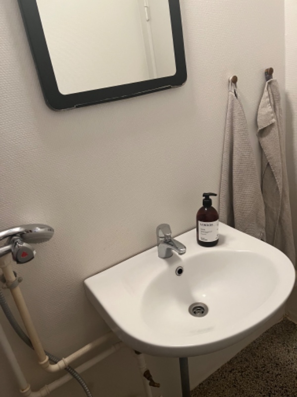 Fliser på lille badeværelse