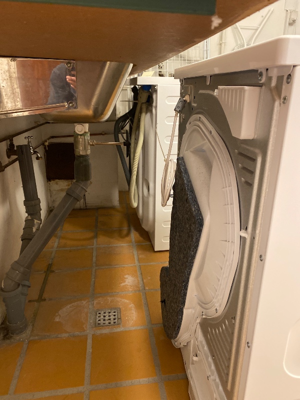 Vaskemaskine og tørretumbler skal tilsluttes samme kraftstik (70’er type), som skal opdateres. Det samme gælder for komfur. Opgave: ny dåse/stik.