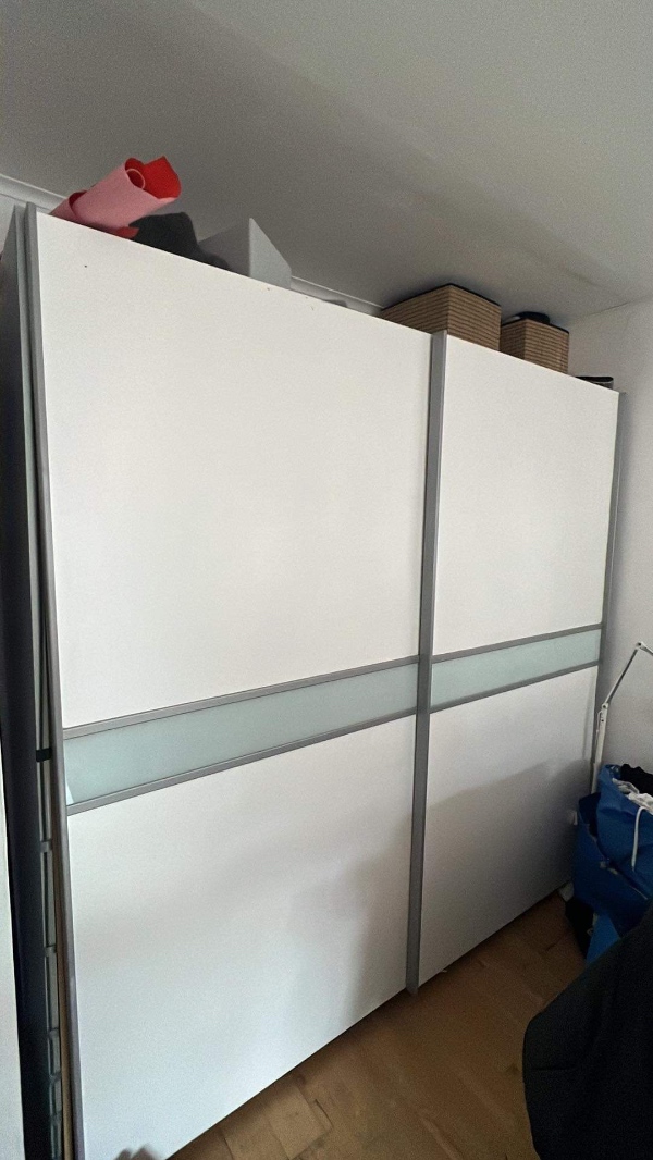 Afmonteret et stort skab og få det til storskrald