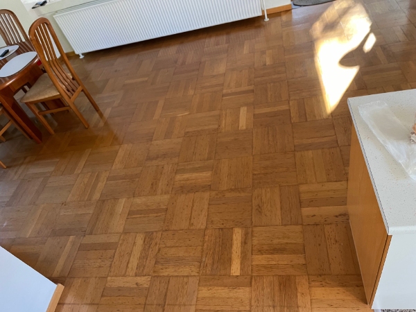 Afslibning, reparation og lakering af gammelt parketgulv, ca 75 kvm.