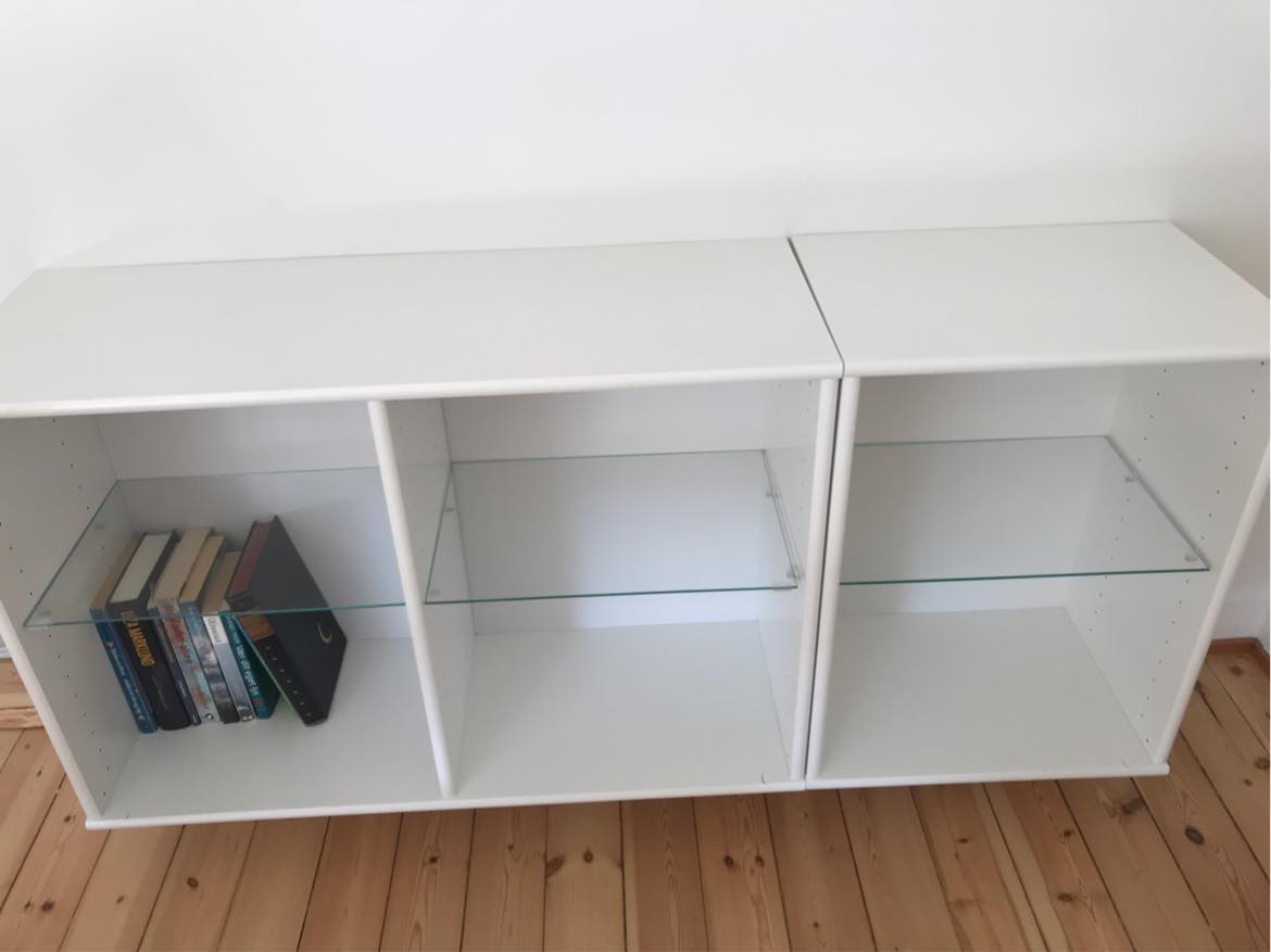 Opsætning af 2 moduler på væg. 4 lange skruer haves.