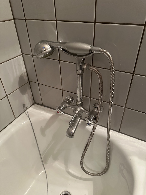 Toilet som løber og skiftning af pakninger i 5 vandhaner