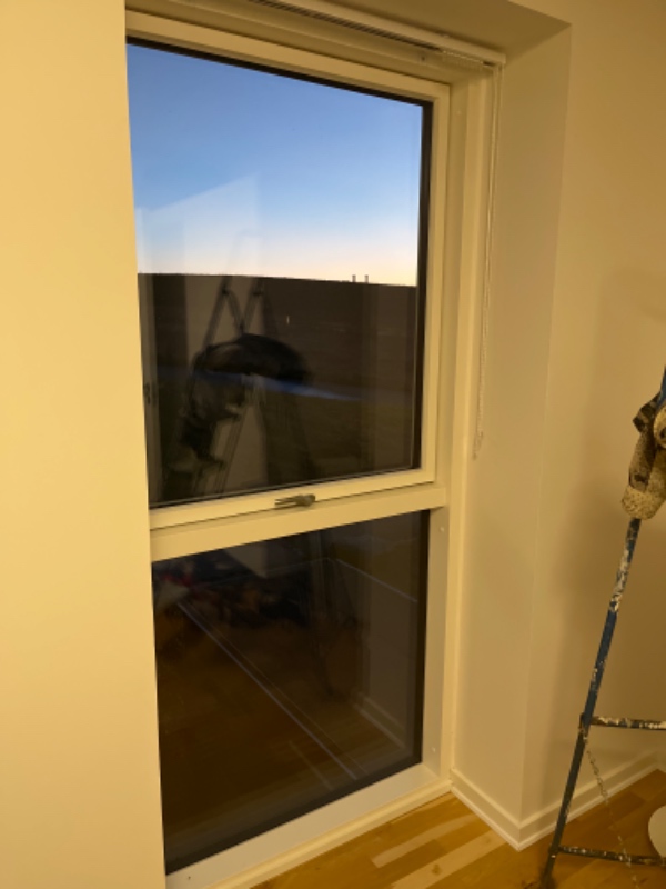 1 rullegardin op og 3 lameller i alt 4 vinduer