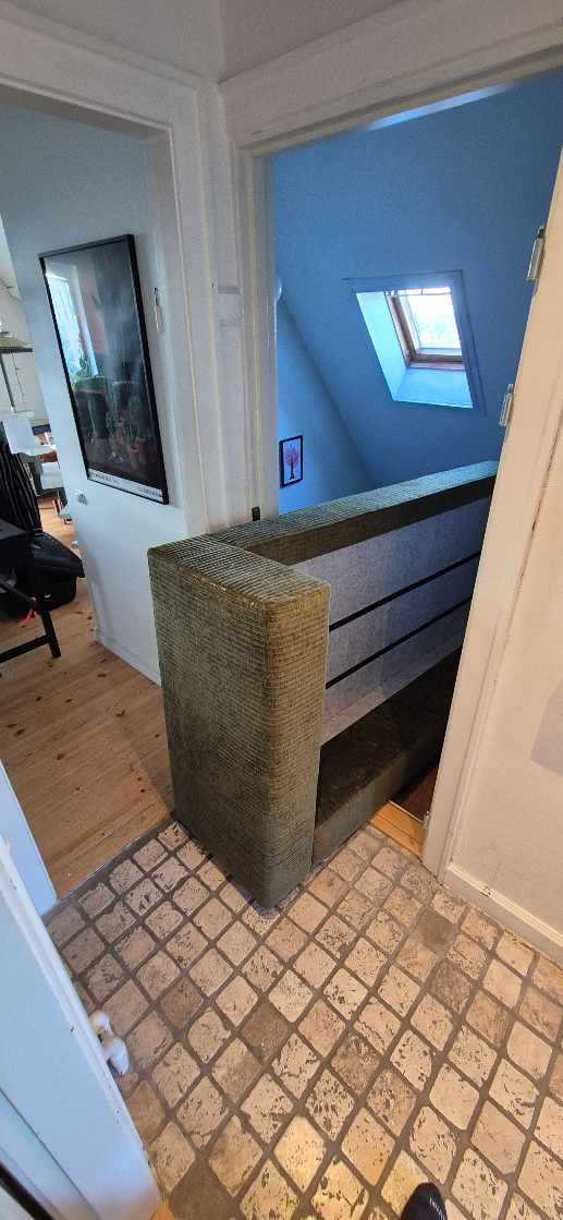 Flyt sofa som ikke passer i gennem døren op til 1. etage altan. Straps eller kran eller sodden noget.