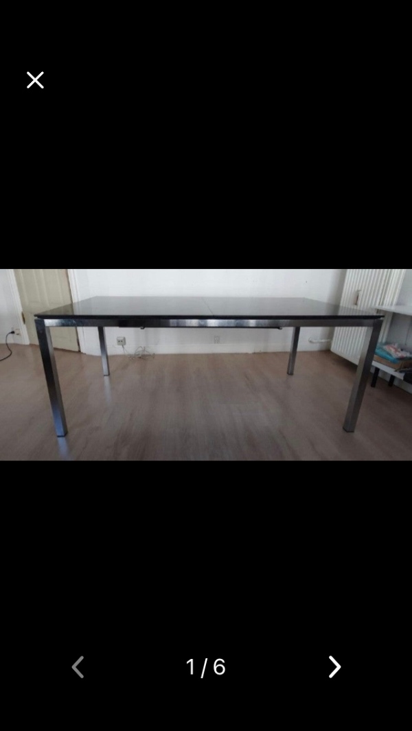 Hentet et spisebord.