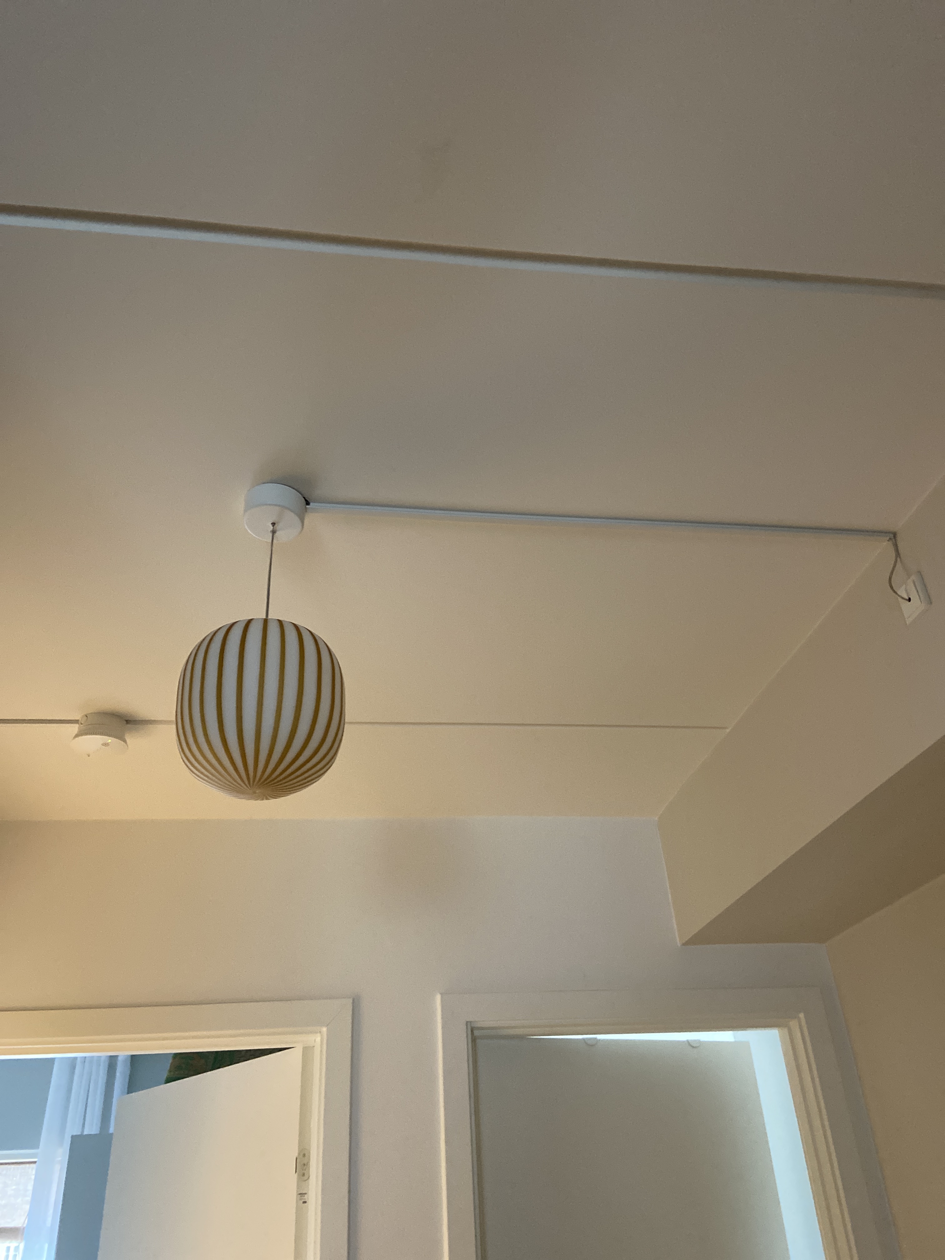 Opsætning af vægreol og opsætning af lampe