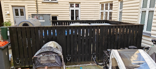 Bortskaffelse af jord og pallekasser, nedtagning af hegn mm.