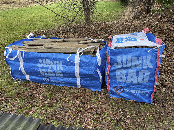 Bort kørsel af træaffald, dvs. brædder og strøger