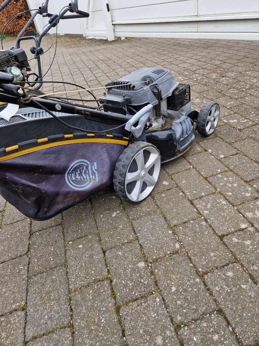 Service på græsslåmaskine, ka. Ikke starte og service på fejemaskine, kan ikke starte.