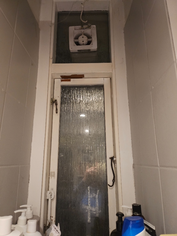 Installation af ventilator på badeværelse.