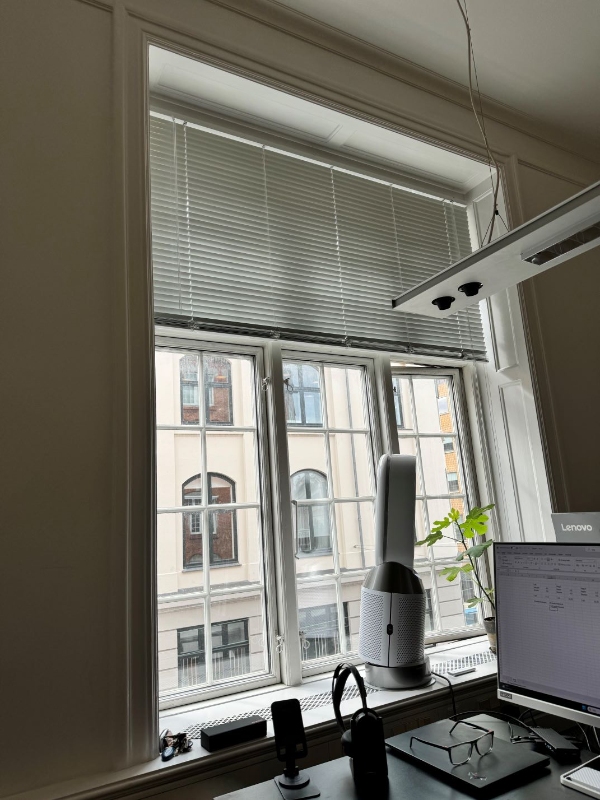 Maling af kontor på 18 m2 (vægge, lofter og træværk)