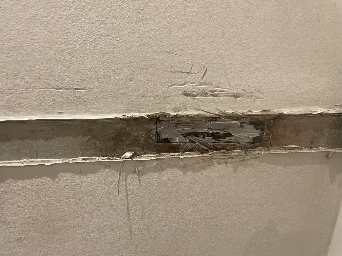 Spartling, opsætning af filt samt maling af væg og loft.