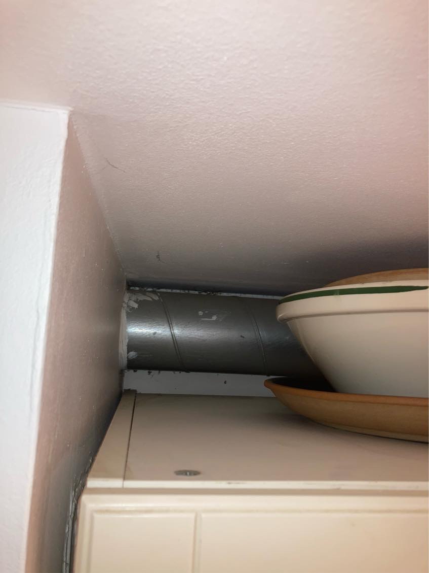 Afmontering af emhætte og montering af indbygget emhætte i skab