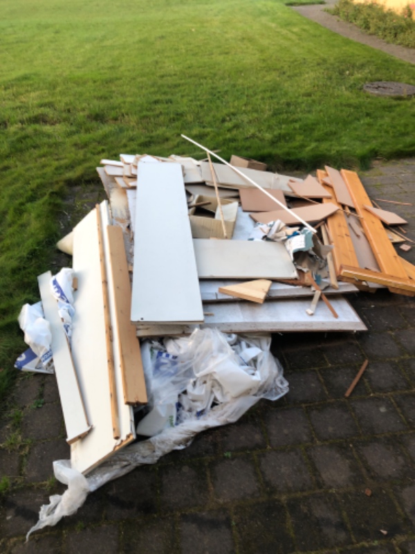 Bunker af affaldstræ og gulvtæpper og ander fra renovering af en 1.sal. Affaldet ligger i haven