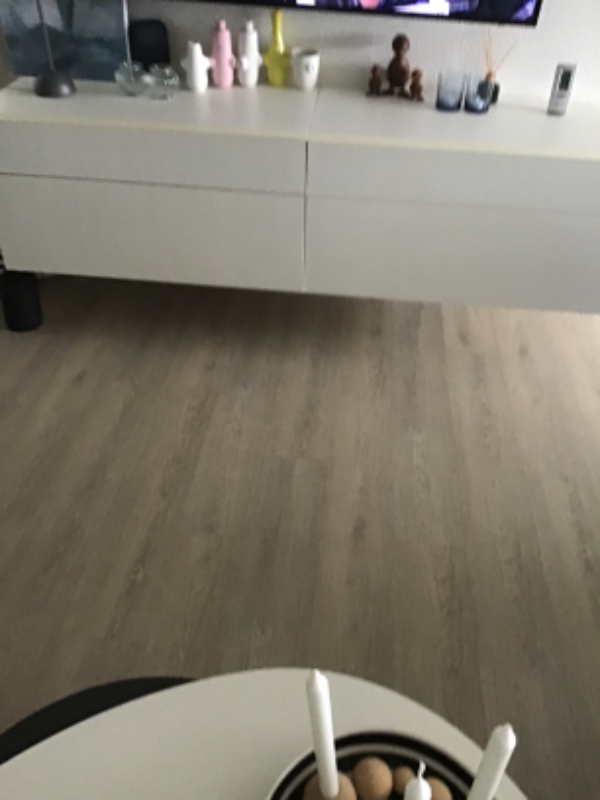 1 skænk og et mindre skab nedtages af væg. 1 sofa og 1 bord flyttes ud fra væg