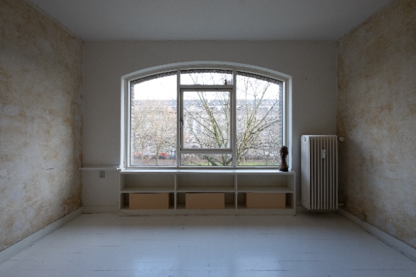 Pletspartling af rå vægge og opsætning af savsmuldstapet