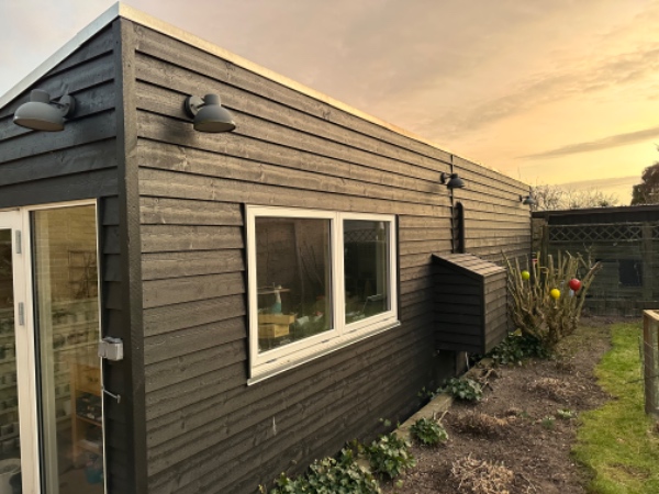 Udskiftning af 4 pærer i udendørslamper og 2 pærer i spotlys i køkken.