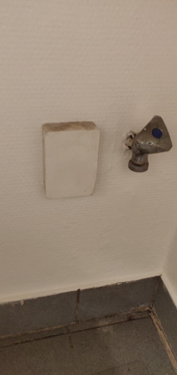 Vaskemaskine stik skal isoleres og monteres til strøm uden stik på.