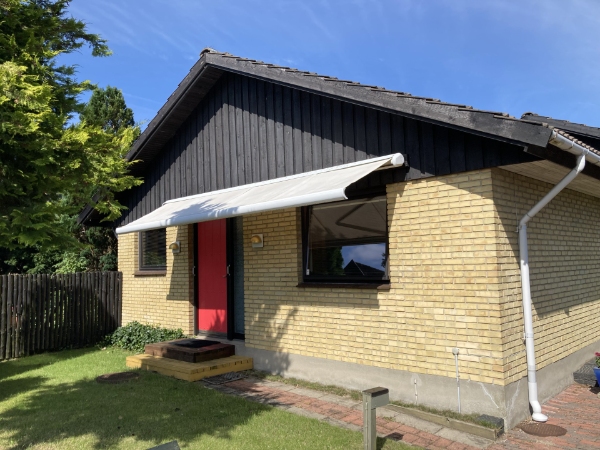 Maling af trægavle på villa