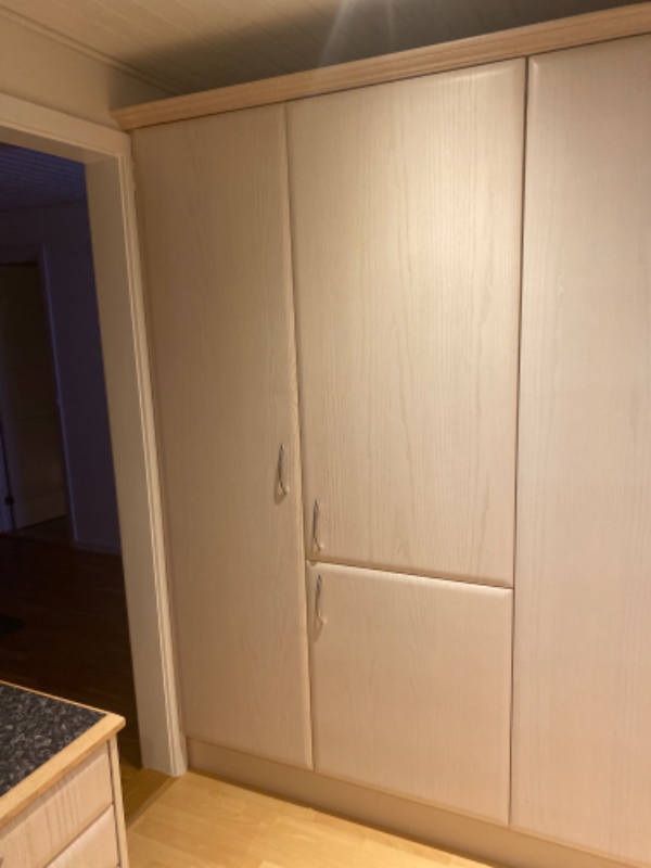 Male køkken skabe og trim lysegrå.