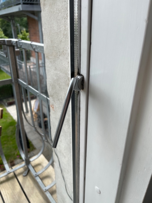 Hej, jeg har en altan skydedør, hvor det ene håndtag ikke kan lukke helt. Olie er prøvet.