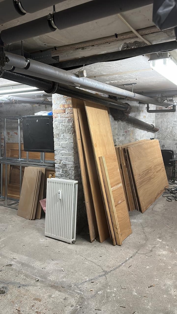 Afhentning af træ pladder