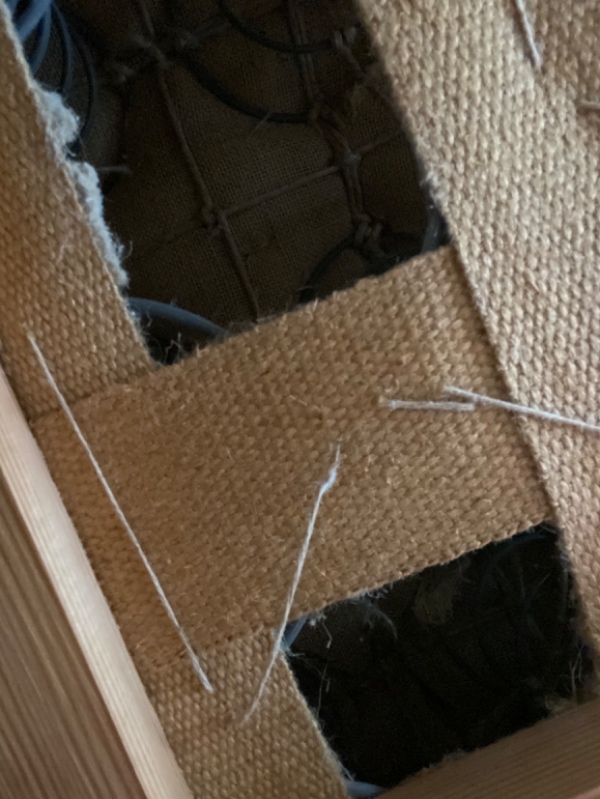 Sprunget fjeder i gammel designer sofa