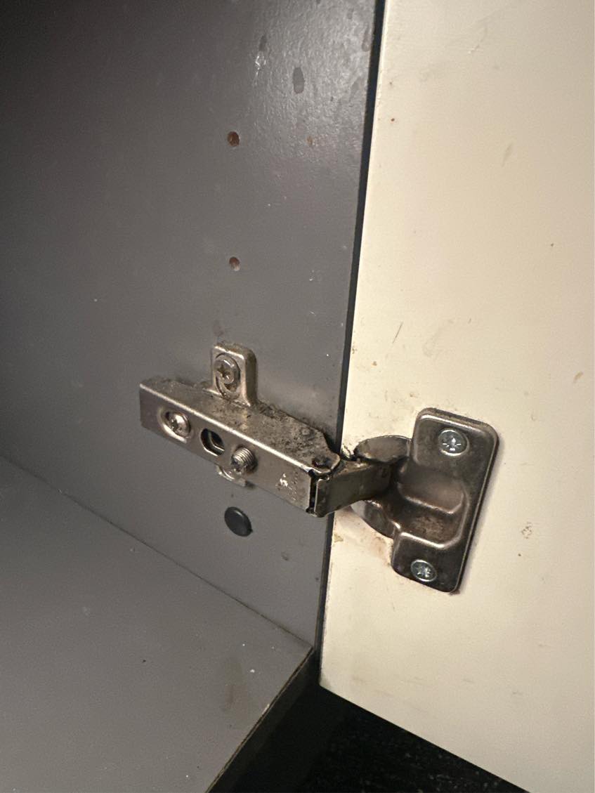 Rette køkkenlåge der hænger